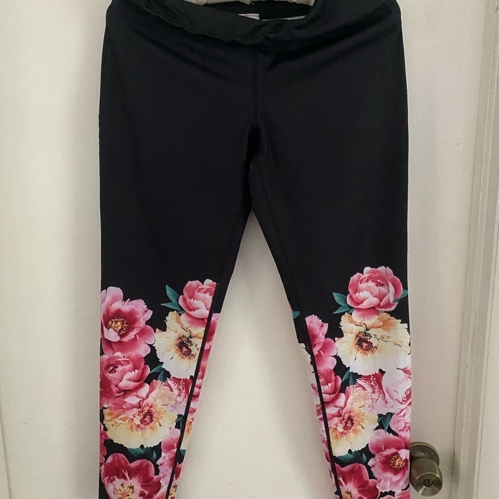 Leggings yoga pants floral size M barely worn​​